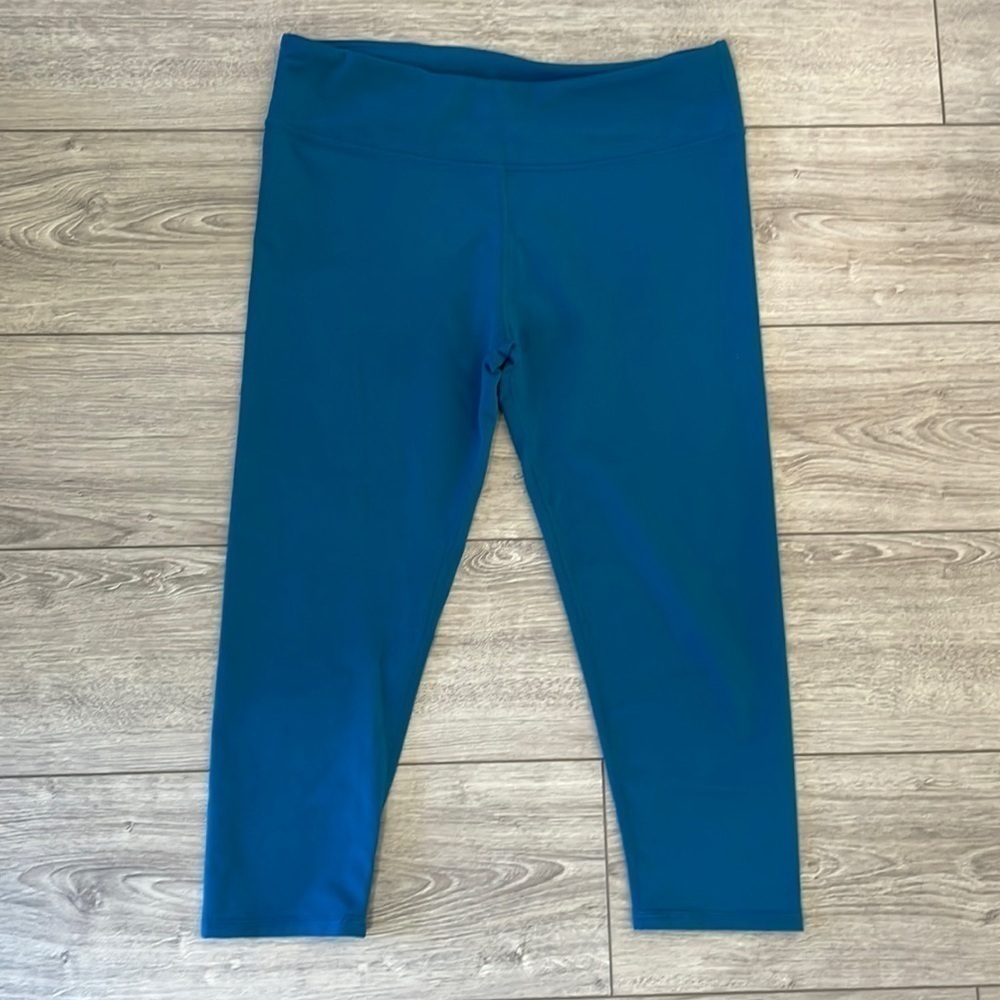 VGC Fabletics Define PowerHold® Mid-Rise Capri - Blue - Size L